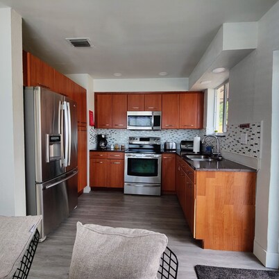 Cozy house with the best location! Beaches and mall 15 mins far away.