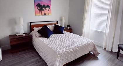 Cozy house with the best location! Beaches and mall 15 mins far away.