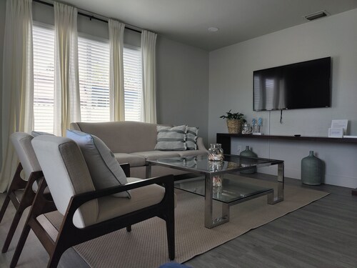 Cozy house with the best location! Beaches and mall 15 mins far away.