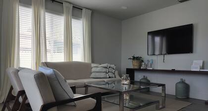 Cozy house with the best location! Beaches and mall 15 mins far away.