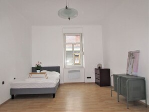 1 bedroom, WiFi, bed sheets - Bright, cozy apartment with a feel-good character (Graz)