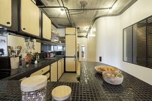 デラックス アパートメント | 専用キッチン | 冷蔵庫、電子レンジ、オーブン、コンロ