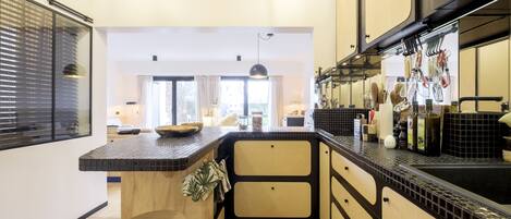 Deluxe-lejlighed | Privat køkken | Køleskab, mikrobølgeovn, ovn, kogeplade