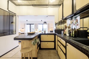 Deluxe appartement | Privékeuken | Een koelkast, een microgolfoven, een oven, een kookplaat