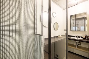Deluxe Apartment | Bathroom | Shower, free toiletries, hair dryer, towels - Sea Me If You Can (Knokke-Heist)