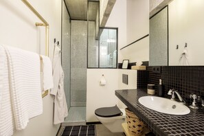 Deluxe Apartment | Bathroom