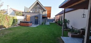 Terrace/patio - Oasis of peace with garden + whirlpool + 3x bicycles + WiFi + grill (Potzneusiedl)