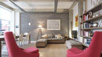 Deluxe Apartment | Living room | 120-cm flat-screen TV with satellite channels, TV