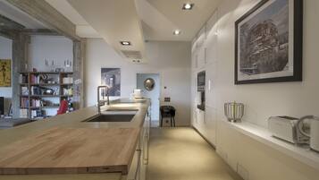 Deluxe Apartment | Private kitchen | Oven, stovetop, dishwasher, espresso maker