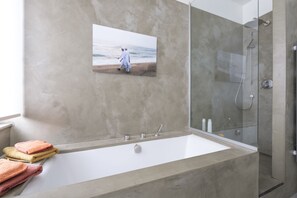 Deluxe-Apartment | Badezimmer | Badewanne und Dusche (separat), kostenlose Toilettenartikel