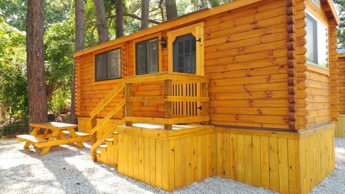 Log Cabin - Williamsburg Pet-Friendly Log Cabin – Heated Pool, Free Game Room