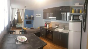 Jääkaappi, mikroaaltouuni, uuni, kahvin-/teenkeitin