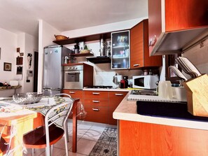 Kühlschrank, Mikrowelle, Ofen, Herdplatte