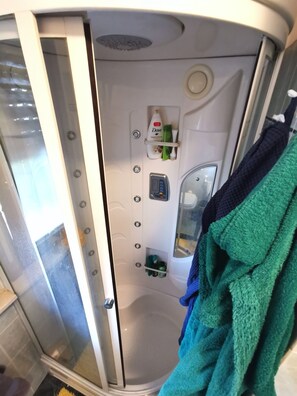 Dusche, Whirlpool, Haartrockner, Bidet