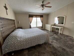 3 bedrooms, desk, iron/ironing board, free WiFi