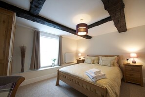 King Room (Holly) | Tabla de planchar con plancha, wifi gratis y ropa de cama 