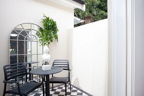 Outdoor dining - Modern and Cosy Inner West Apartment (Lewisham)
