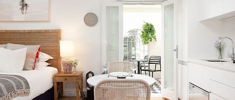 Skrivbord, strykjärn/strykbräda, wi-fi och sängkläder