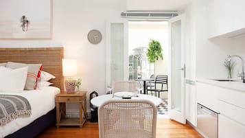 Desk, iron/ironing board, WiFi, bed sheets