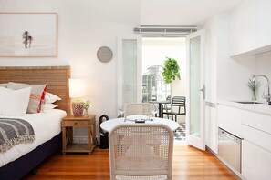 Desk, iron/ironing board, WiFi, bed sheets