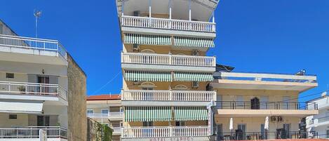 Vista frontal de la propiedad