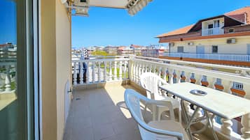 Habitación triple Confort | Terraza o patio