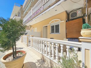 Habitación triple básica | Terraza o patio