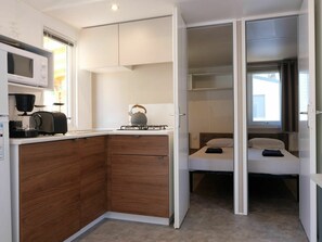 Mikrowelle, Hochstuhl, Gefrierschrank