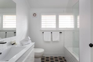 Ducha, secador de pelo y toallas