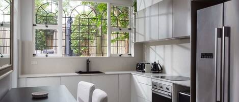 Refrigerador, microondas, horno y lavavajillas