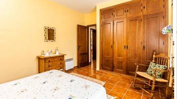 2 bedrooms, desk, iron/ironing board, free WiFi