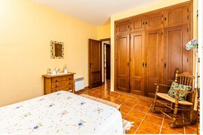 2 bedrooms, desk, iron/ironing board, free WiFi - RURAL HOUSE TO ENJOY NATURE (Medina-Sidonia)