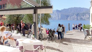 Outdoor dining - Cosy apartment for 3 guests with WIFI, TV, balcony and pets allowed (Malcesine)