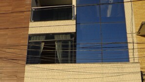 Ein Hotel namens 'SERRA PLAZA' mit einer Schaufensterbeschriftung 'CASA LOTÉRICA BOA SORTE'.