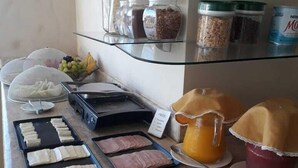 Ein reichhaltiges Buffet mit verschiedenen Speisen und Beilagen.