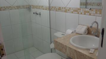 Quarto casal conforto | Banheiro | Chuveiro, produtos de toalete grátis
