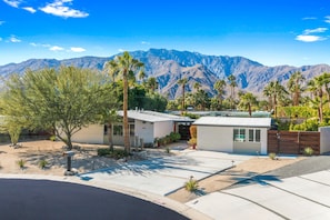 Property grounds - PS TheMidMod: Mid-Century Style with Modern Comfort! (Palm Springs)