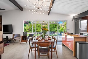 Dining - PS TheMidMod: Mid-Century Style with Modern Comfort! (Palm Springs)