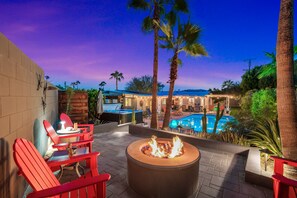 Terrace/patio - PS TheMidMod: Mid-Century Style with Modern Comfort! (Palm Springs)