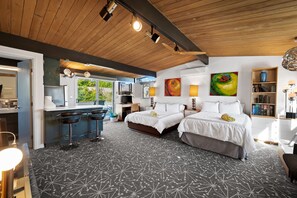 4 bedrooms, desk, iron/ironing board, free WiFi - PS TheMidMod: Mid-Century Style with Modern Comfort! (Palm Springs)