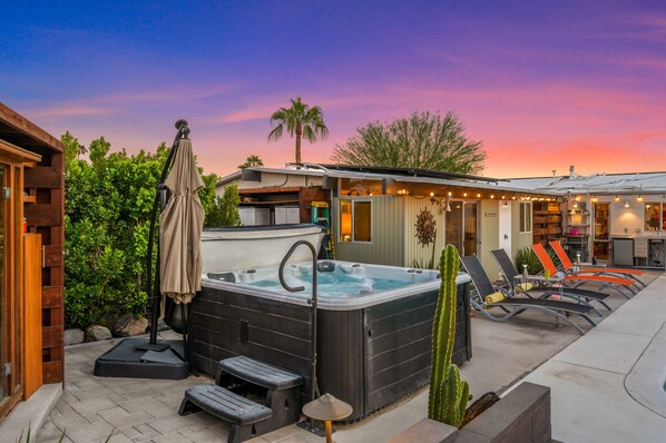 Outdoor spa tub - PS TheMidMod: Mid-Century Style with Modern Comfort! (Palm Springs)