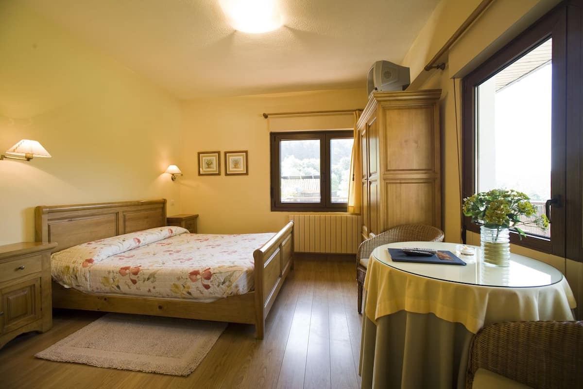 Escritorio, wifi gratis y ropa de cama