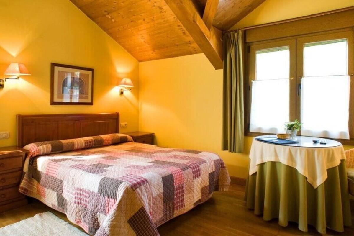 Double Room | Desk, WiFi (free), bed sheets