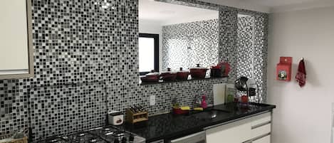 Réfrigérateur, four à micro-ondes, un four, surface de cuisson