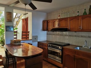 Réfrigérateur, four, plaque de cuisson, blender