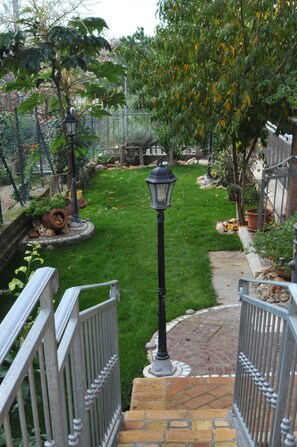 Property grounds - Apartment on a family house (Roma)