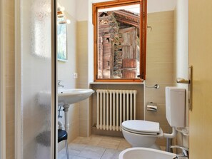 Bathroom - Cosy apartment for 7 people with WIFI, TV, patio and pets allowed (Someda)