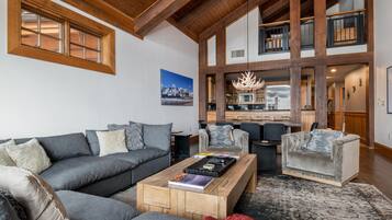 Televisión y chimenea