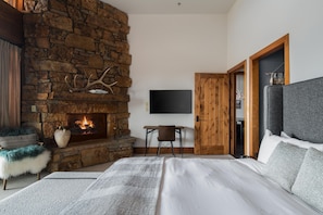 4 bedrooms, desk, iron/ironing board, WiFi