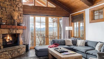 Televisión y chimenea